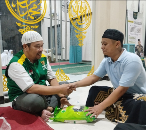 Kegiatan penerimaan zakat fitrah di Masjid Al Iksan, Perum Bintang Alam