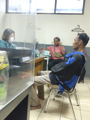 Pria ODGJ Bacok Tiga Orang Warga ,Pelaku Sempat Ditangkap Masa Lalu Diserahkan Ke Mapolsek Kotabaru