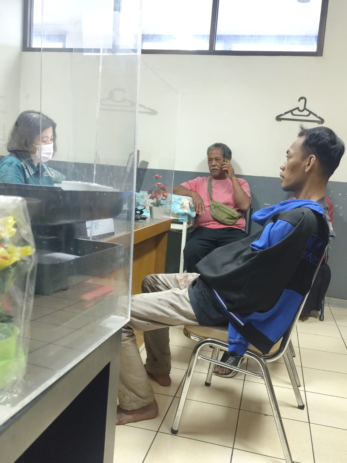 Pria ODGJ Bacok Tiga Orang Warga ,Pelaku Sempat Ditangkap Masa Lalu Diserahkan Ke Mapolsek Kotabaru