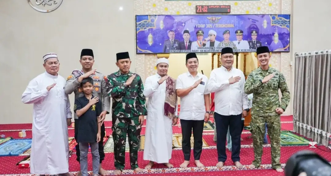 Bupati Aep Bershalawat Bersama Forkopimda di Mesjid Al Badar Yonif PR 305/Tengkorak