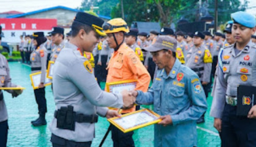 13 Personil Polisi ,Satgas BPBD dan Anggota Linmas Teluk Jambe Barat Dapat Penghargaan Kapolres Karawang
