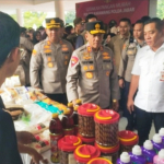 Warga Antusias Kapolda Jabar Irjen Rudi Setiawan Bersama Kapolres Karawang Gerakan Pasar Murah