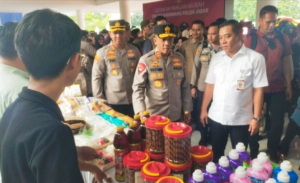 Warga Antusias Kapolda Jabar Irjen Rudi Setiawan Bersama Kapolres Karawang Gerakan Pasar Murah