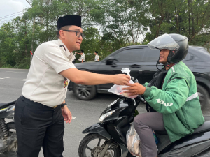 Berkah Ramadhan Lapas Karawang Bagikan Takjil Kepada Warga dan  Pemotor Yang Melintas