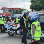 20 Motoris Senyum Polres Karawang Bagikan 1000 Paket Buka Puasa Untuk Para Pemudik di Rest Area