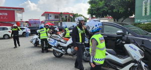 20 Motoris Senyum Polres Karawang Bagikan 1000 Paket Buka Puasa Untuk Para Pemudik di Rest Area