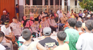 Kapolres Karawang Kunjungi  Warga Rengasdengklok Keluarga Korban Laka Maut di Majalengka