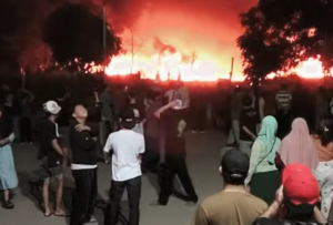 Pabrik Sandal di Pasar Kemis Terbakar, Api Belum Berhasil dipadamkan