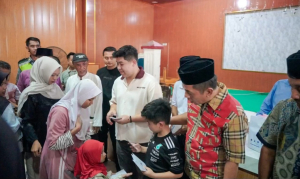Bupati Aep Santuni 700 Yatim dan Jompo di Kampung Halaman Desa Anggadita Klari