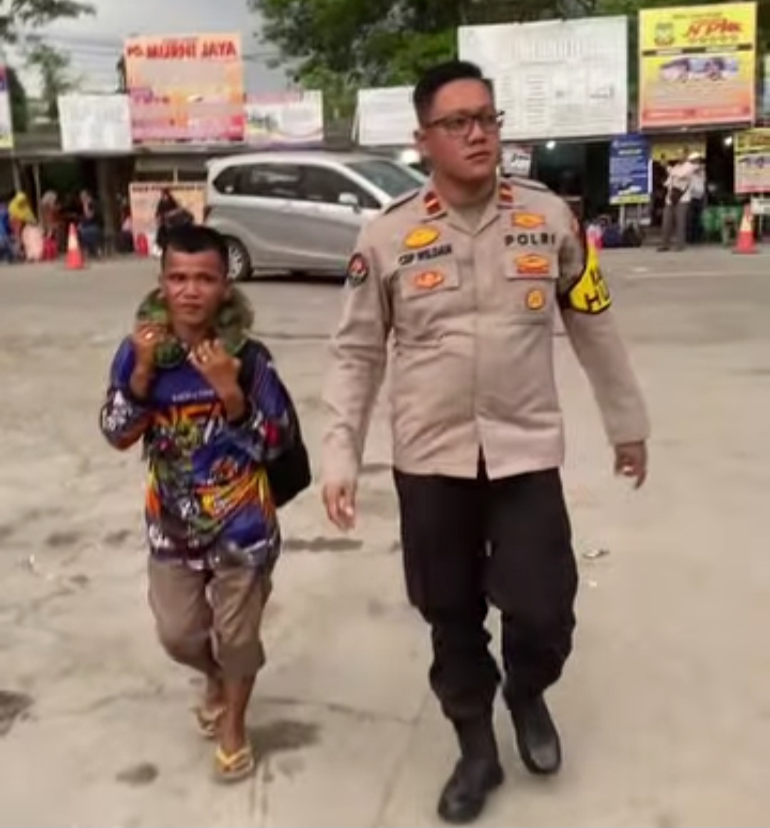 Polres Karawang Sigap  Bantu  Pemudik Jalan Kaki Asal Riau yang Kehabisan Ongkos Menuju Surabaya