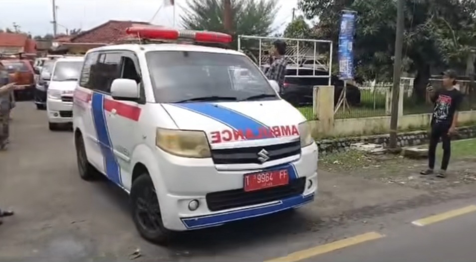 Bupati Aep Kerahkan Ambulance Jemput Warga Karawang Korban Kecelakaan di Majalengka