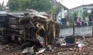 Tragis Truk Tabrak Warung 1 Korban Meninggal Dua Lainnya Mengalami  Luka