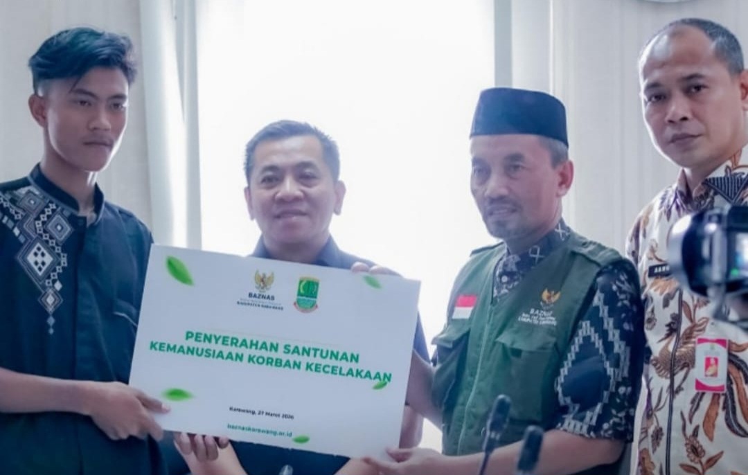 Bupati Aep Serahkan Bantuan kepada  Korban Meninggal dan Belasan Korban Luka Tragedi Majalengka di Pemkab Karawang