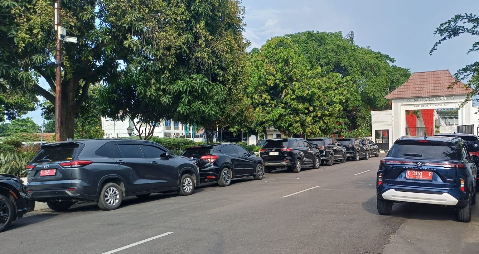 Hemat BBM  Pemkab Karawang Kumpulkan Puluhan Mobil Kepala Dinas di Galeri Nyi Pager Asih