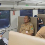 Hemat BBM Wabup Karawang Ngantor Ke Pemkab  Naik Kereta KRD Dari Cikampek