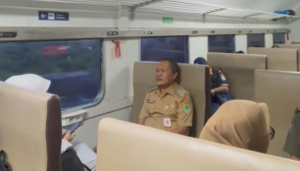 Hemat BBM Wabup Karawang Ngantor Ke Pemkab  Naik Kereta KRD Dari Cikampek