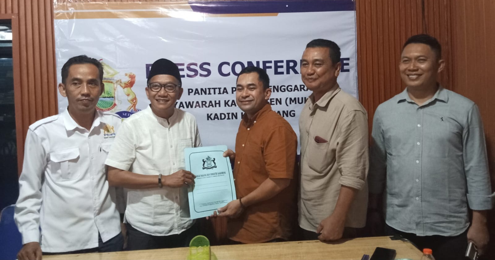 Rafiudin Resmi Serahkan Berkas Pendaftaran Calon Ketua Kadin Karawang