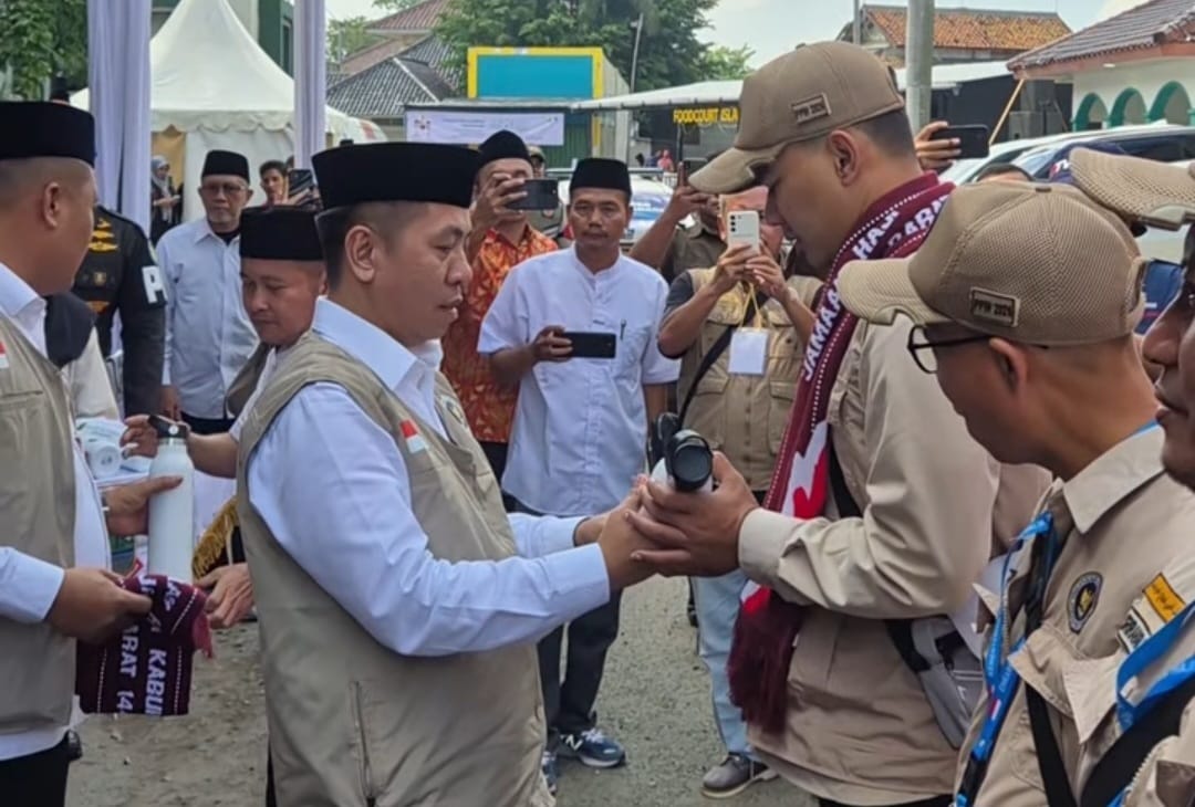 Bupati Aep Lepas 443 Jemaah Haji Kloter JKS 04 Karawang Semuanya Dalam Kondisi Sehat.