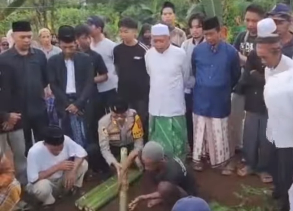Tuan Rumah Hajat Korban Pengeroyokan Preman Dimakamkan di TPU Depok Purwakarta