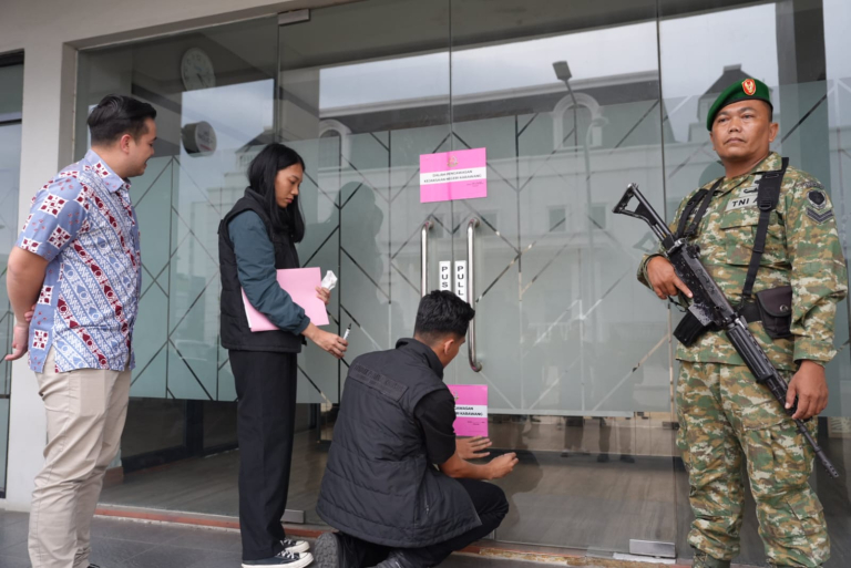 Rugikan Uang Negara, Kejari Karawang Segel Kantor Developer  PT. Bumi Arta Sedayu