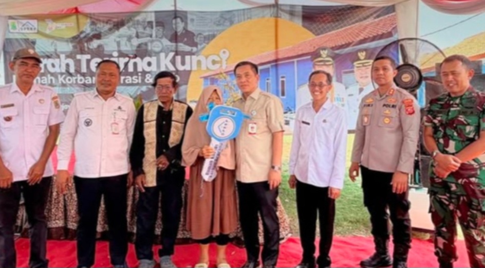 Bupati Aep Serahkan 21 Rumah Warga Korban Abrasi dan Rob di Pesisir Pantai Cemarajaya Karawang