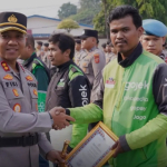 Kapolres Karawang Beri Penghargaan Personel Berprestasi dan Tiga Driver Gojek