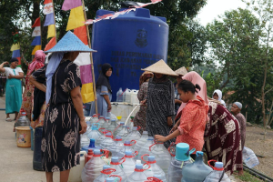 Pupuk Kujang Distribusikan 32 Ribu Liter Air Bersih ke Wilayah Terdampak Kekeringan di Karawang