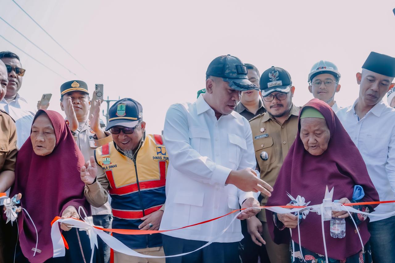 Bupati Karawang Bersama Dua Lansia Resmikan Jembatan Harmoni Senilai Rp 2 Miliar